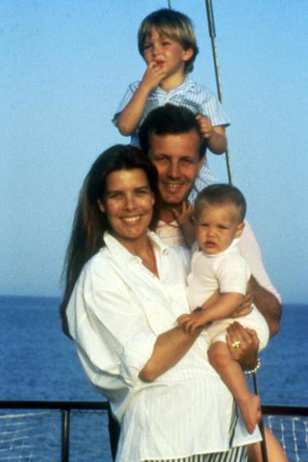 El matrimonio, muy feliz con sus hijos Andrea y Carlota en el verano de 1987.