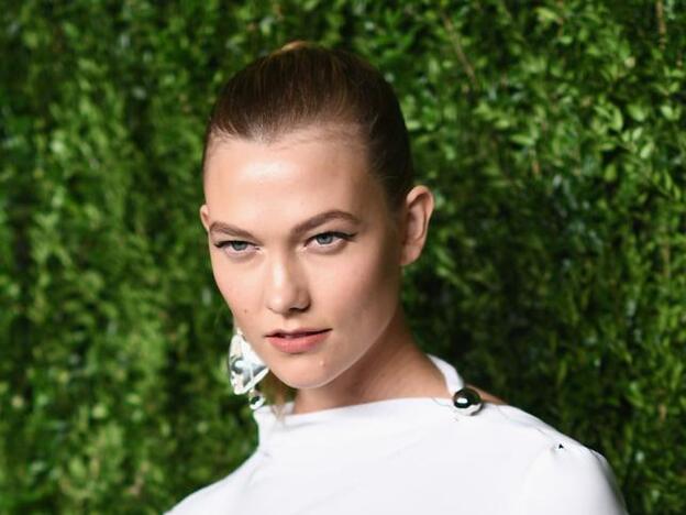 La súper modelo Karlie Kloss con una coleta alta pulida y un perfecto eyeliner con rabillo. Un look beauty que tú puedes imitar para tus eventos del fin de semana./Getty Images