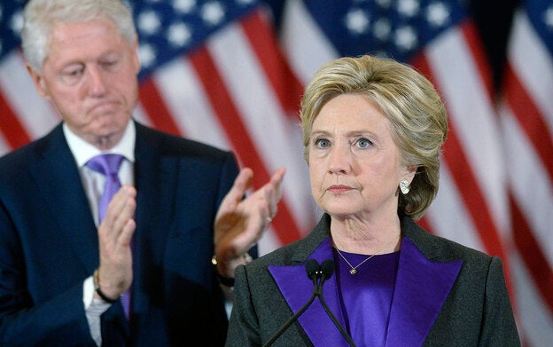 Hillary Clinton combinó su blusa morada con la corbata de su marido.