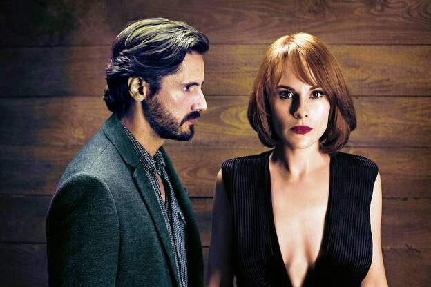 Juan Diego Botto y Michelle Dockery comparten pasión y pantalla en 'Buena Conducta'.