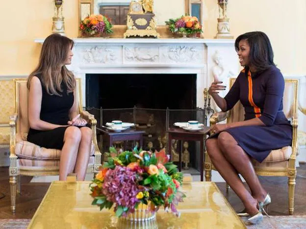 Melania Trump y Michelle Obama charlan en el Salón Amarillo de la Casa Blanca/