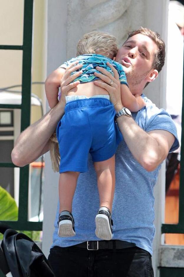 Michael Bublé con su hijo en brazos./cordon press.