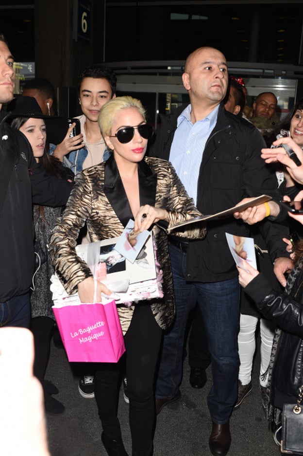 Así reciben los fans a Lady Gaga en París.