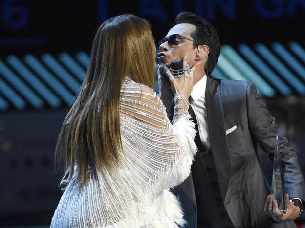 Jennifer Lopez y Marc Anthony se dieron un beso sobre el escenario./gtres.