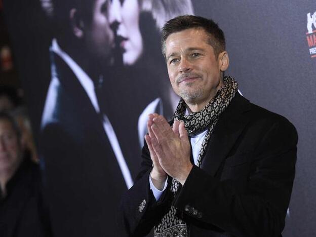 Brad Pitt aplaude en el 'photocall' de 'Aliados' en Madrid./gtres.