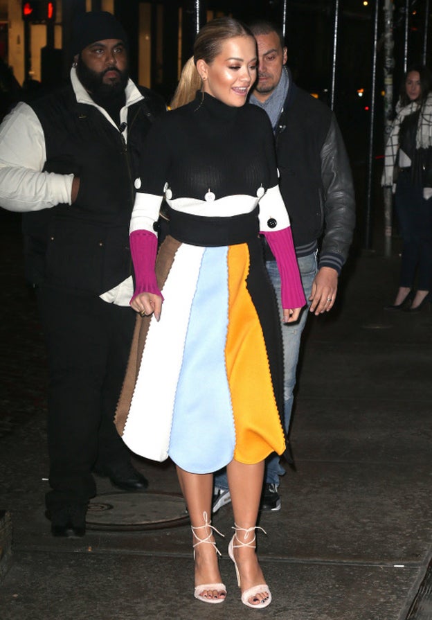 Salvatore Ferragamo firma el total look de Rita Ora.