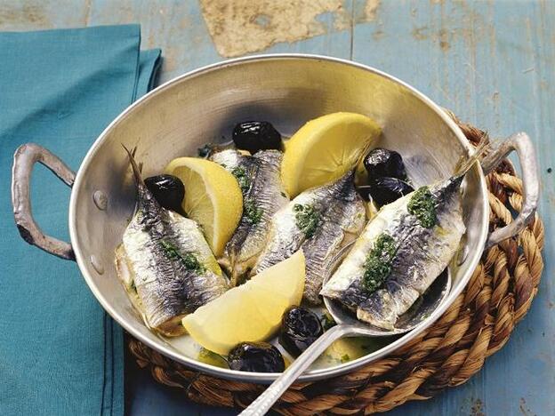 Sardinas en una cazuela con limón y aceitunas/Gtres