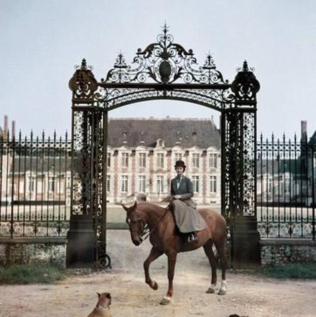 Laure de La Haye Jousselin en su castillo (1957).