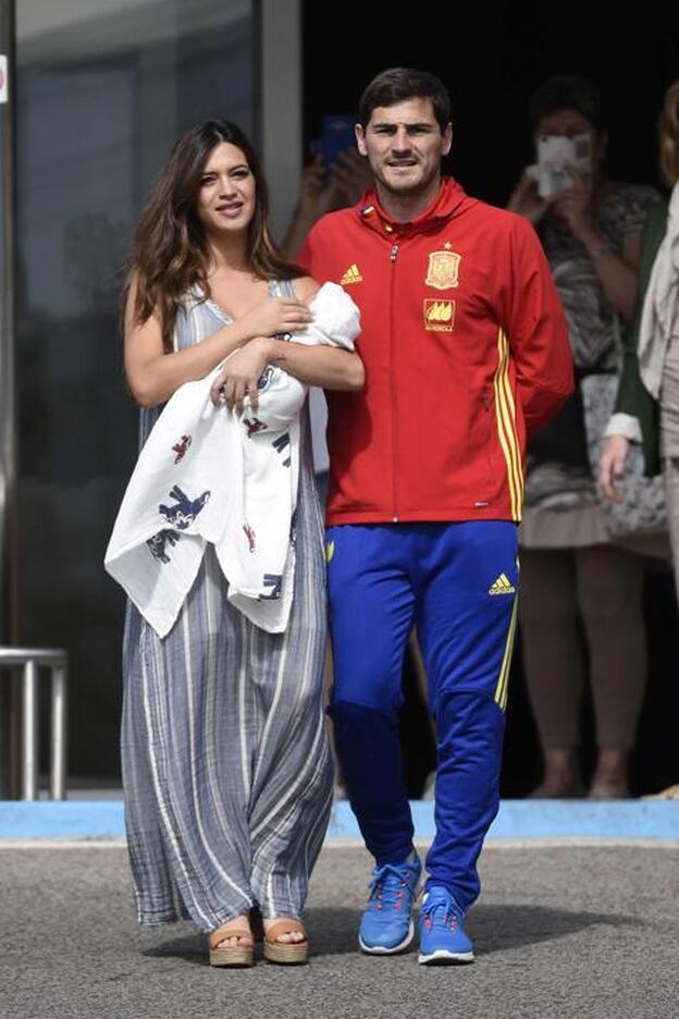Iker Casillas y Sara Carbonero el día de la presentación ante la prensa del bebé./gtres.