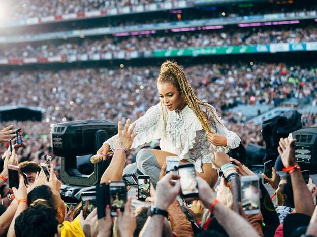 Beyoncé acercándose a sus fans durante un concierto./Gtres