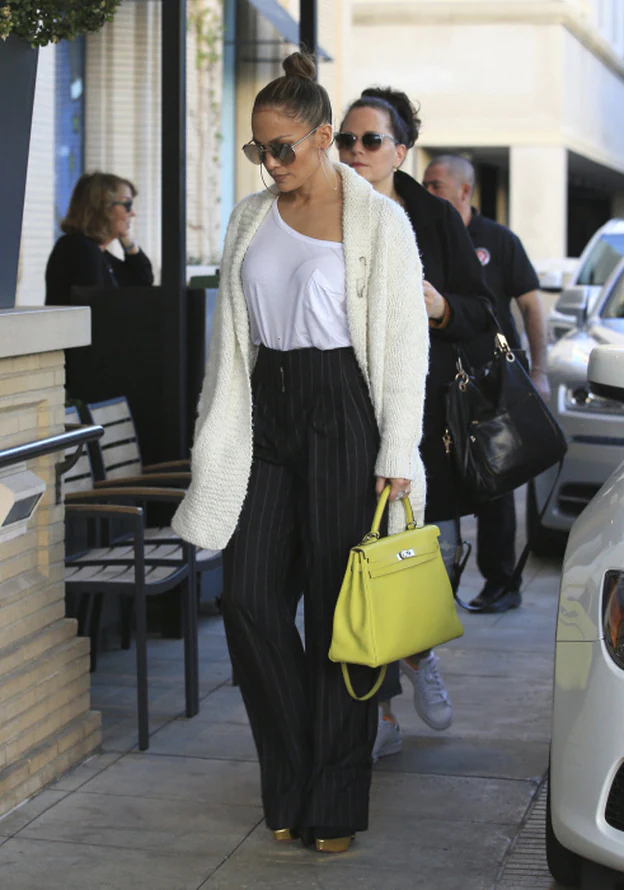 Jennifer Lopez se ha animado a lucir la tendencia dandy con pantalón de mil rayas.