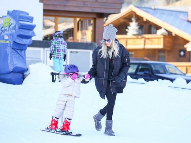 Petra Ecclestone junto a su hija en la estación suiza de Gstaad.