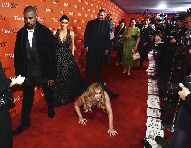 En la alfombra roja de una celebración de la revista Time, Amy "cayó" a los pies de Kanye West y Kim Kardashian, pero pasaron de ella.