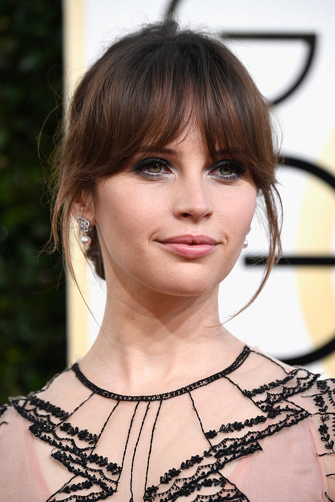 Los peinados y maquillajes de los Globos de Oro 2017: Felicity Jones