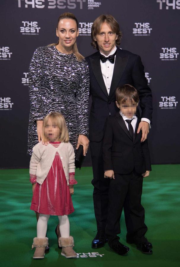 Luka Modric, Vanja Bosnic y sus hijos en los Premios The Best 2017