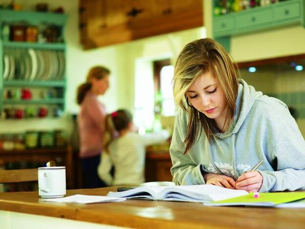 Una niña haciendo sus deberes del colegio/getty