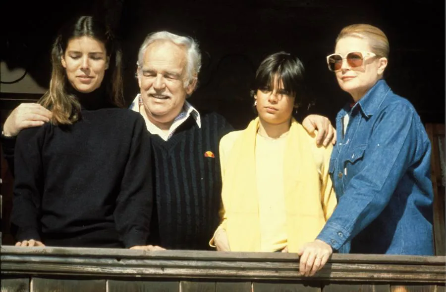 La vida de Carolina de Mónaco en imágenes: posado en familia con Grace Kelly