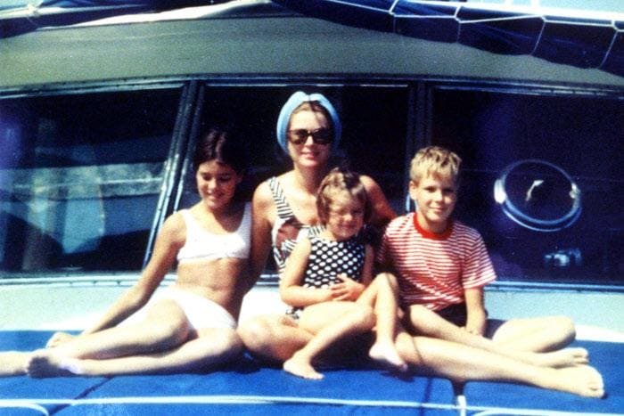 La vida de Carolina de Mónaco en imágenes: con sus hermanos y su madre en barco