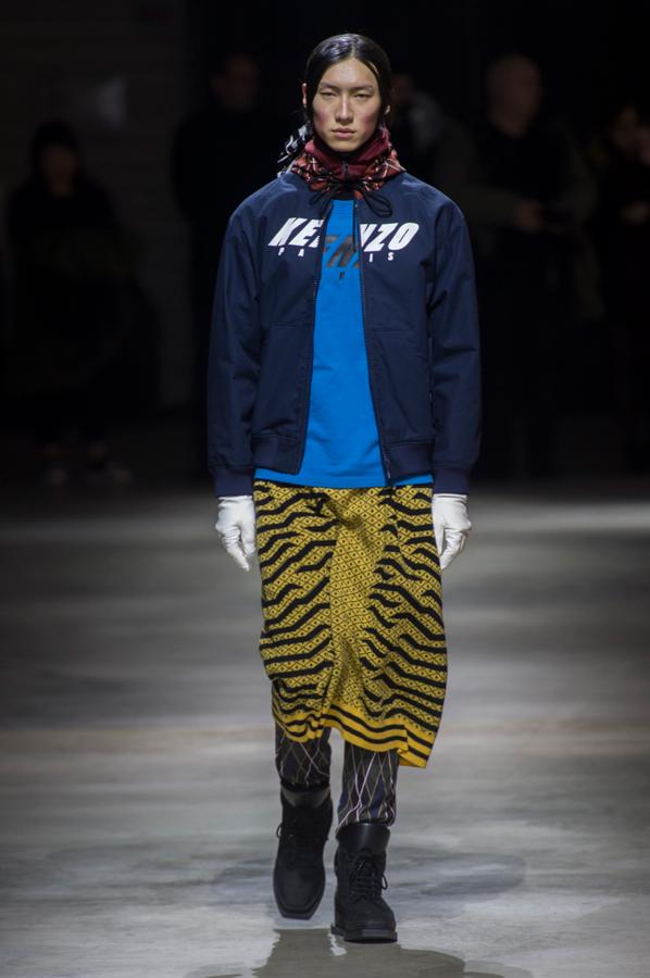 Hombres con falda en la pasarela: Kenzo