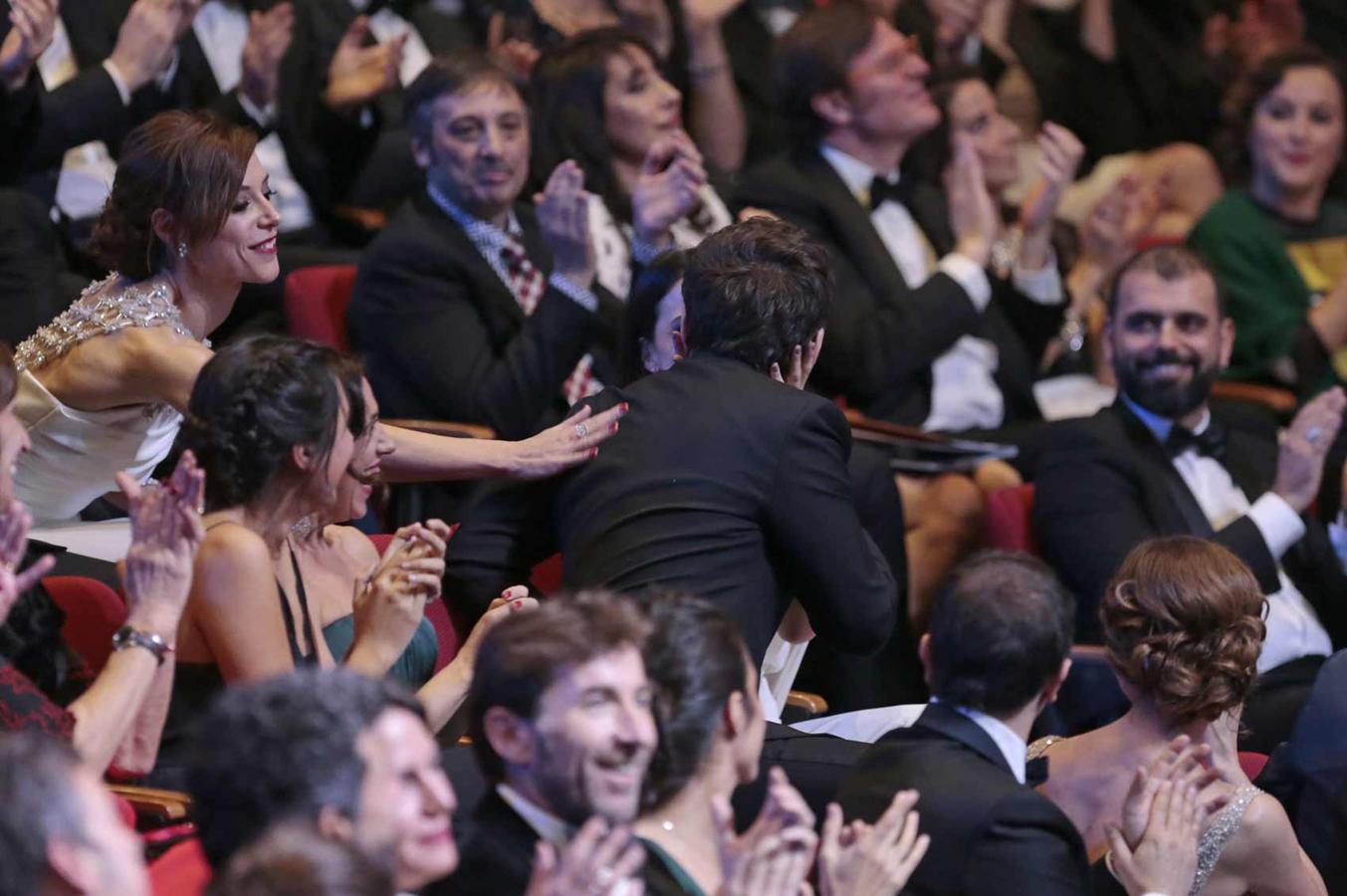 El beso de Raúl Arévalo a Melina Matthews en los Goya 2017