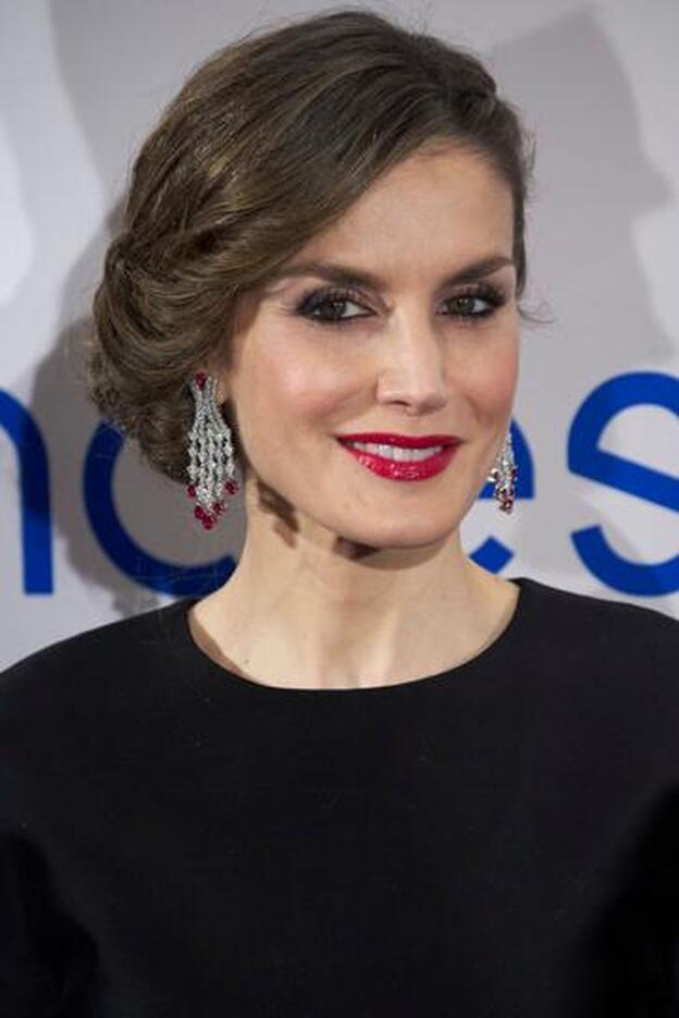 Doña Letizia con un bonito maquillaje de labios rojos brillantes, pestañas XXL y ojos enmarcados con eyeliner.