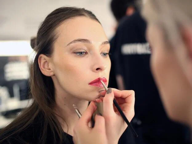 Maquillaje de una modelo en el backstage./Getty Images