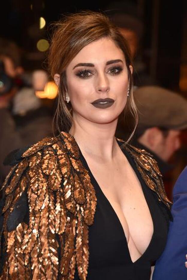 Blanca Suárez con labios marrones y acabado mate, sombras glitter y pestañas XXL en el Festival de Berlín.