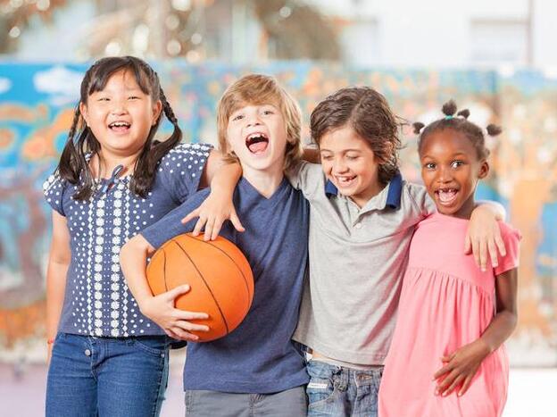 Unos niños jugando al baloncesto./fotolia