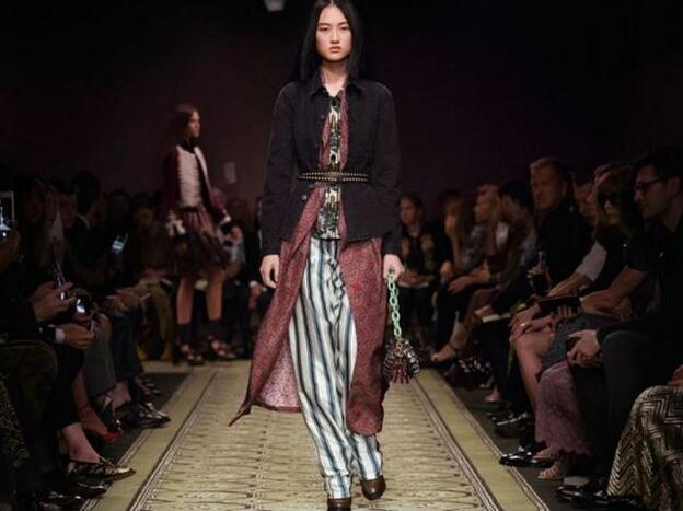 Look de pasarela de Burberry