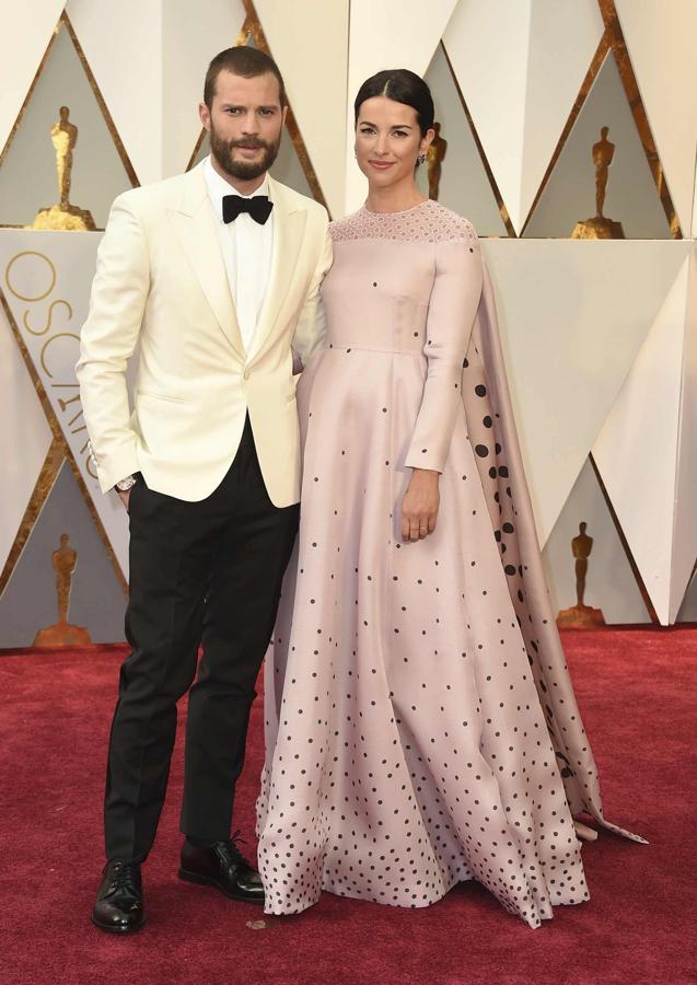 Las parejas en la alfombra roja de los Oscars 2017: Jamie Dornan y Amelia Warner