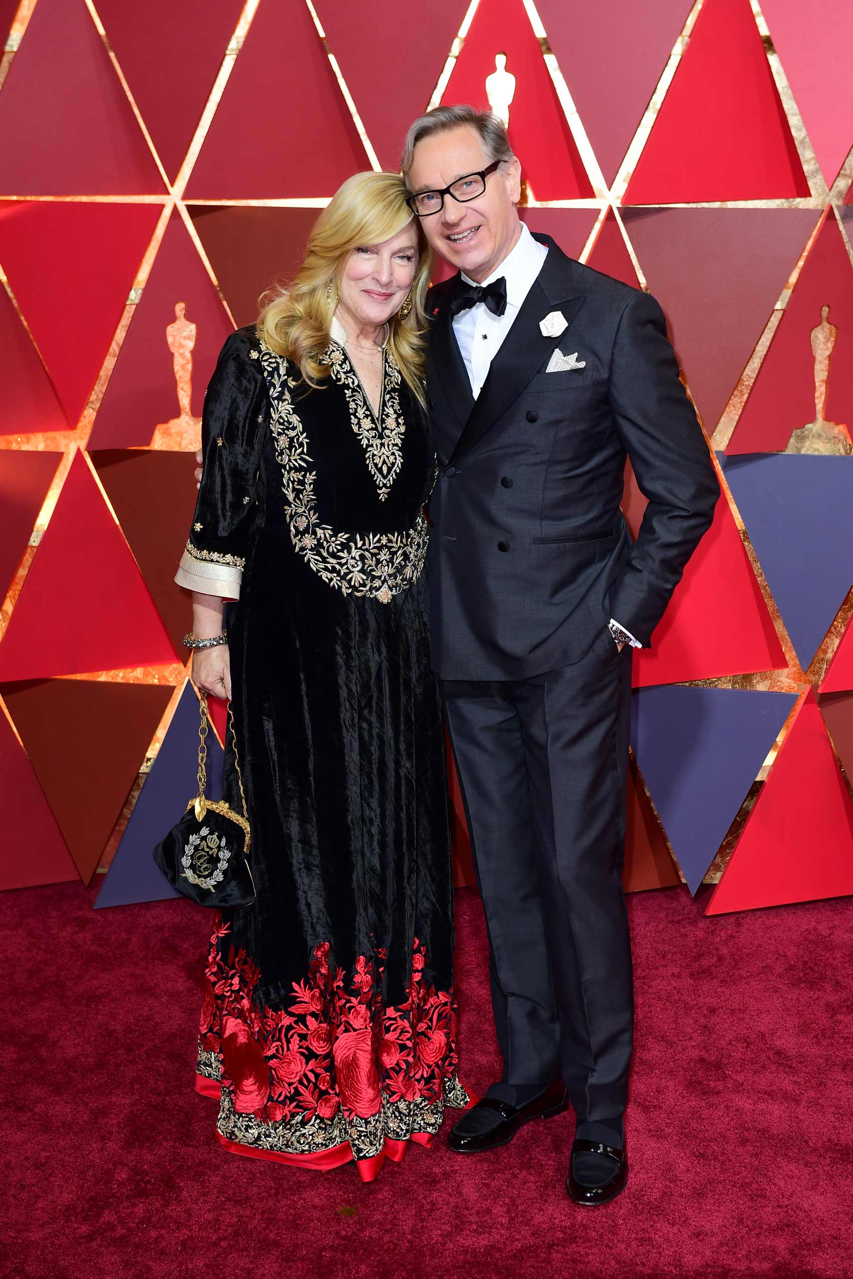 Las parejas en la alfombra roja de los Oscars 2017: Paul Feig y Laurie Karon