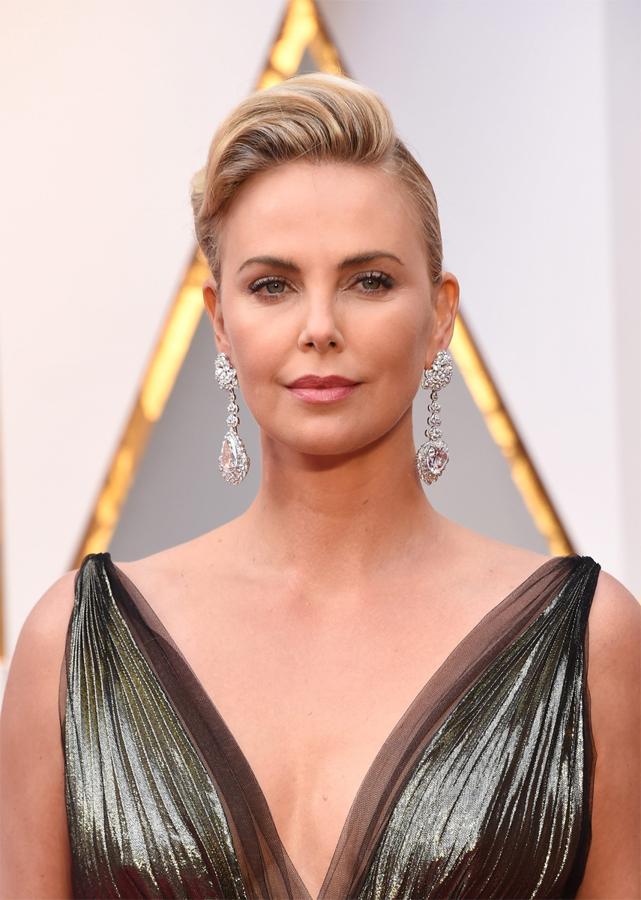 Los peinados y maquillajes de los Oscars 2017: Charlize Theron