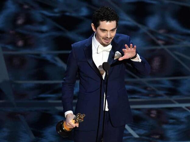 Damien Chazelle con el Oscar que acababa de recibir de manos de Halle Berry./getty.