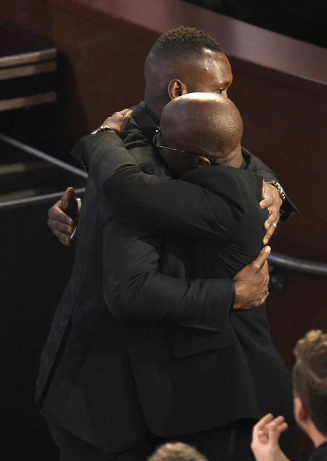 Las mejores fotos de la gala de los Oscars: un abrazo emotivo