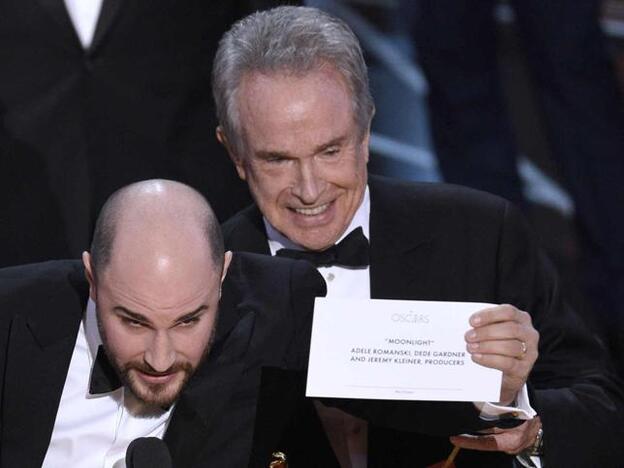 Momento en el que uno de los miembros de 'La La Land' muestra que, en realidad, quien ha ganado es 'Moonlight'./