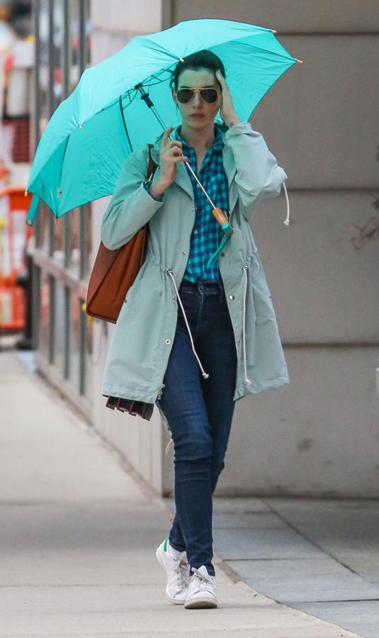 8 looks de lluvia de las celebrities: Anne Hathaway