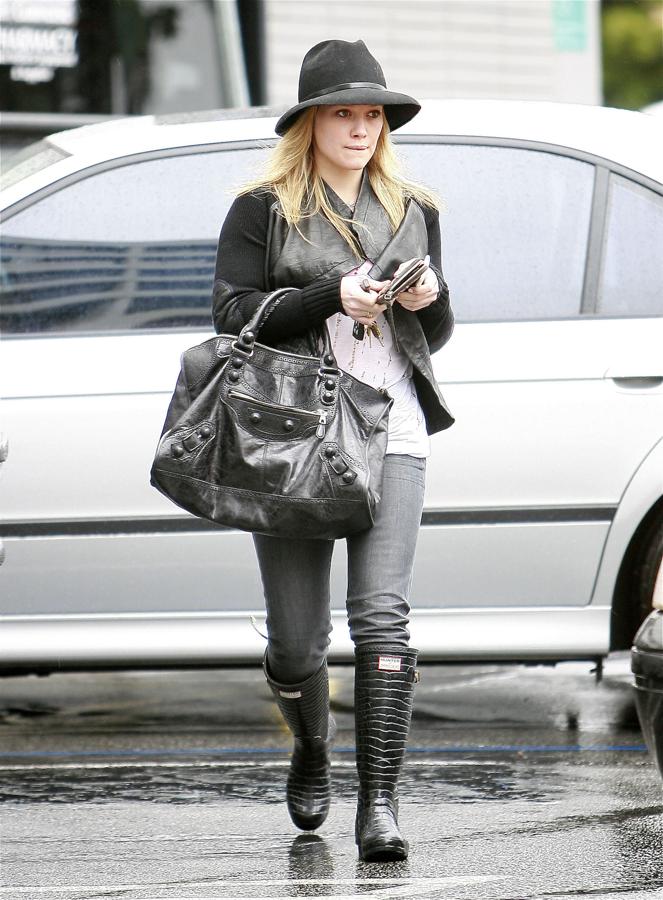 8 looks de lluvia de las celebrities: Hillary Duff