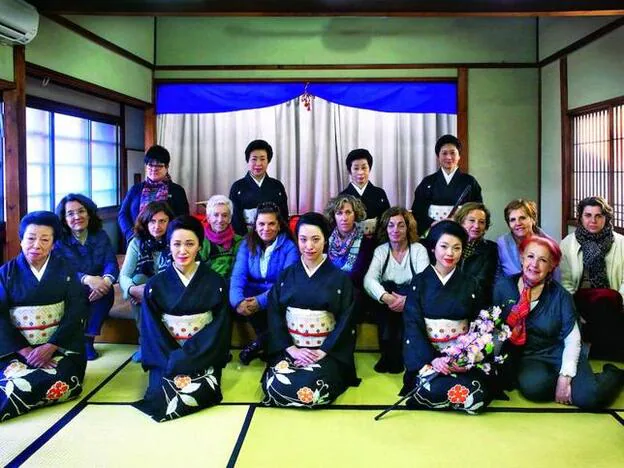 En Kanazawa, el grupo de viajeras, con Calaf en el barrio de las geishas/carma casulá