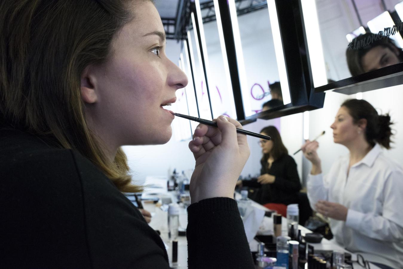 Las lectoras de Mujerhoy probando el maquillaje en La Maison Lancôme