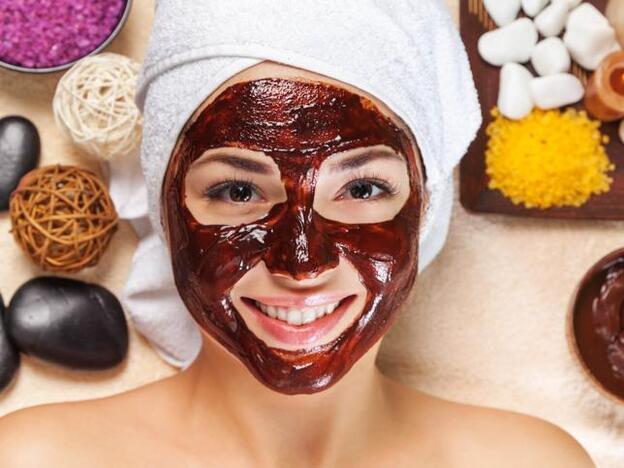 Mujer con una mascarilla facial de cacao, un superalimento que también forma parte de los ingredientes de tratamientos de belleza./Fotolia
