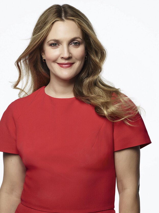 Drew Barrymore con vestido rojo./Mark Seliger/ Netflix.