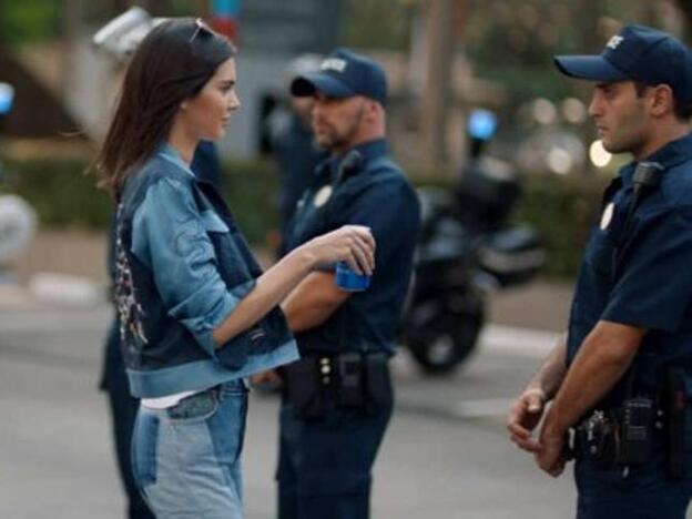 Kendall Jenner en el polémico anuncio de Pepsi/Foto: Twitter