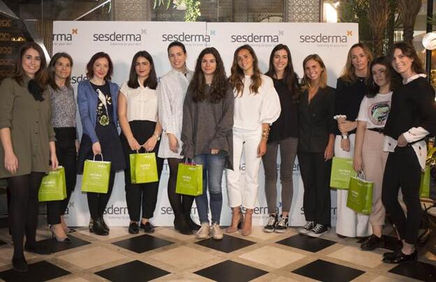Las lectoras de Mujerhoy posan con las expertas de Sesderma tras la presentación de Factor G Renew en el restaurante Habanera de Madrid./Jesús García