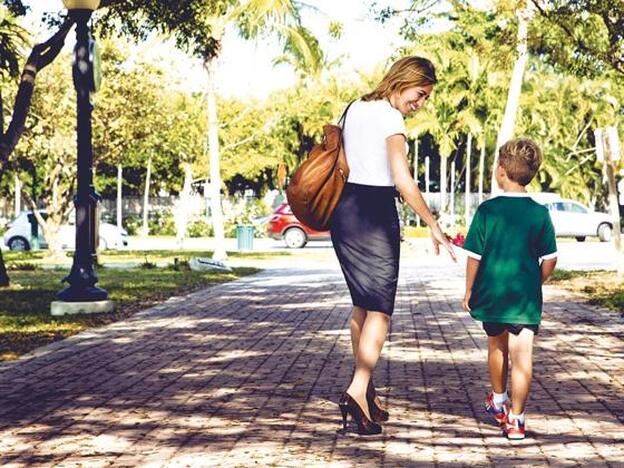 Carme Chacón, con su hijo durante su estancia en Miami en 2014./CHESCO LÓPEZ