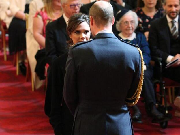 Victoria Beckham recibe la Orden del Imperio Británico.