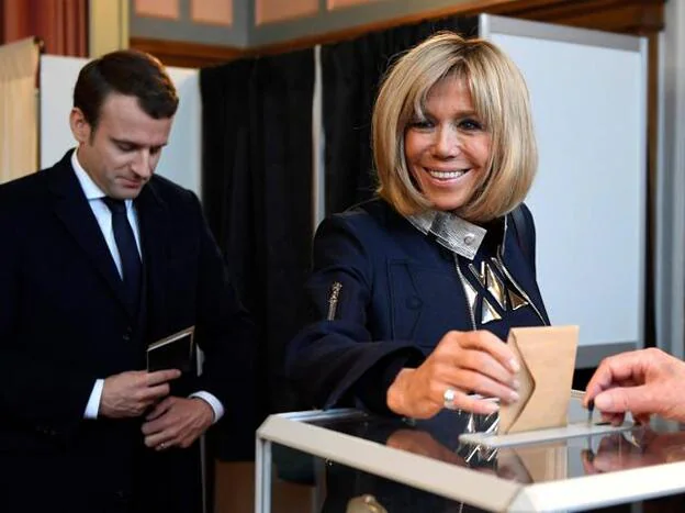 Brigitte Trogneux en las votaciones que convirtieron a su marido en presidente de la República francesa./Cordon Press