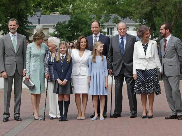 Foto de familia tras la Primera Comunión de la infanta Sofía.