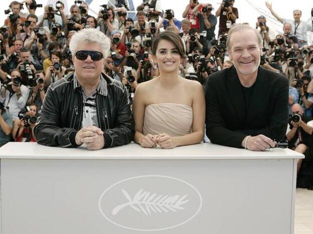 Lluis Homar, con Penélope Cruz y Pedro Almodóvar, en la presentación de 'Los abrazos rotos'./GTRES