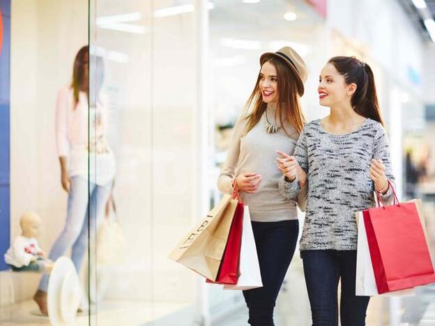 Dos chicas, de compras./adobe stock