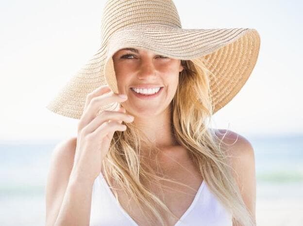 Si sufres acné o tienes la piel grasa, toma el sol con precaución y siempre con crema solar./Adobe Stock